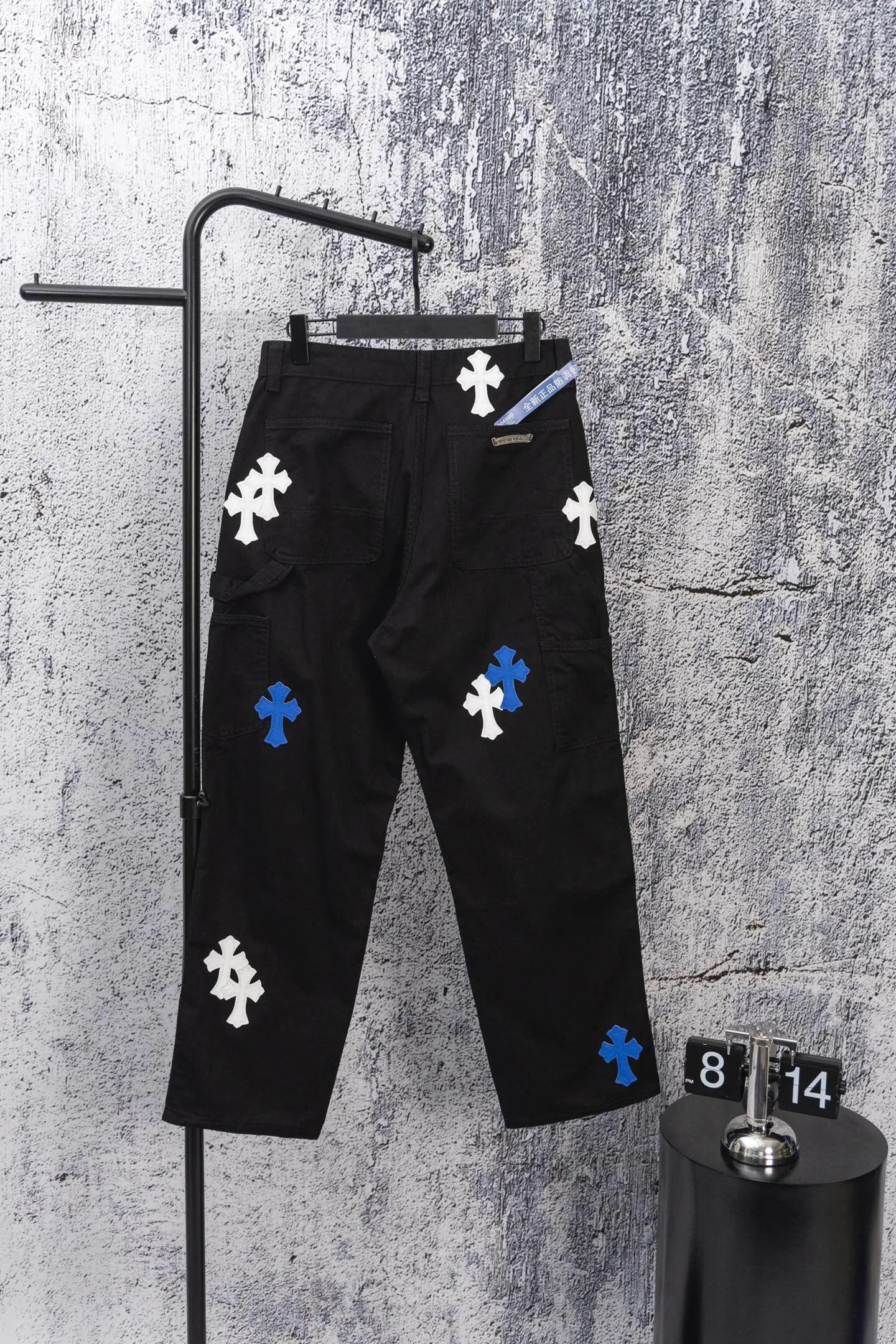 P260 CH Chromehearts blue and white cross stitched leather black workwear jeans and logging pants. The cabinet price is 34W, with patchwork cross pattern embellishment and washed jeans! ! An absolutely high-end luxury product, a 1.9W-level god-level single product, a super popular product, made by top heavy industry, a magic weapon that cannot be missed! [About Zangyin] This is an extremely luxurious fashion brand that can also be called the aristocracy of the high street. It has always been an exclusive brand for some hipsters or rich second generations. Compared with ordinary high streets, it is more luxurious and noble. Compared with luxury brands, it is more fashionable and individual. It has always been a brand that I have a special liking for. [Top heavy industry fashion design] Consistently high-street luxury style. Speaking of this style, the Zangyin family and GU family are definitely the leading representative brands. Especially the Zangyin family has really achieved a state-of-the-art effect in creating high-street style. The unique washed material is used to create this style. The color system is already quite eye-catching. After it is decorated with patchwork cross flowers, it cleverly highlights the charm of the brand. Secondly, this style uses classic The high-waist cutting design highlights the long legs and fashionable temperament of the upper body. The brand is highly recognizable and the slim fit configuration is more suitable for daily wear. It is a product that interprets personality, fashion, and specifications at a glance. This single product is enough to make any fan excited. It can be a white T-shirt for a youthful college style, or a tight suspender for a royal style. It has strong matching ability and can be easily controlled by men.  [Materials and craftsmanship] Needless to say, this point goes without saying. As an excellent craftsman brand, Zangyin’s requirements for details and craftsmanship are really perfect. The washed color of this model has gone through so many processes, not to mention the embellishment of denim appliques. It is also purely hand-made and sewn. Just like what they believe in, only hand-made things have soul and have the meaning of wear. A top-notch heavy-duty fashionable denim item, I look forward to your perfect interpretation! !  Color: Black Size: 28-36